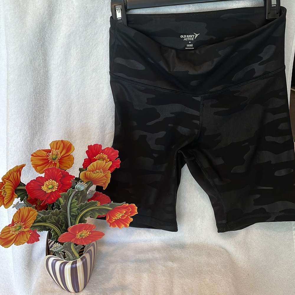 Old Navy 💪🏻 Black Camo workout bike shorts.